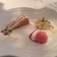 クラシコ・クッチーナ・イタリアーナ - リコッタチーズのムースケーキ、洋ナシのコンポート、ブラッドオレンジのジェラート
