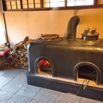 江口だんご本店 - 店内の竈