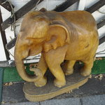 アジアンレストラン・ラン - 足元にいた象です