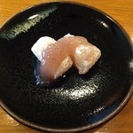 Kanou Shoujuan - 桜もいただいてみた。なんとも上品なお味で、少し塩味の入った餡が甘味を引き立てています。