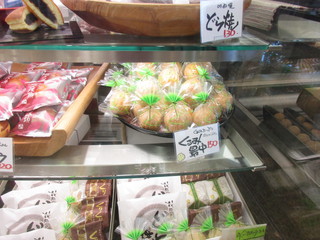 Okashi Dokoro Hanaoka Karuizawa Ten - くるみ最中陳列H22.11
          