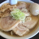 Jikasei Futomen Watanabe - らー麺 煮玉子 煮豚トッピング。 煮干しのコクがありながらも澄んだスープとコシのある自家製麺のマッチングが最高。