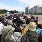 九段一茶庵 - 皇居一般公開2日目。朝一の入場なれど、既に数百人が行列を成す(2016.Mar)