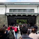 九段一茶庵 - 普段はここから先は入れない坂下門(2016.Mar)