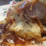 ビストロミカサ - ポークステーキロシア風(1800円) 中はチーズたっぷり