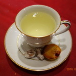 オステルリー・スズキ - カモミールティーと小菓子。