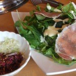 焼肉きんぐ つきみ野店 - 季節のメニューのサラダ