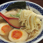 2016年2月14日(日)　魚介新味(とんこつ塩味)700円＋煮たまご(50円)　麺リフト