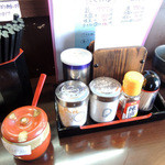 らーめん la.la.la. - 2016年3月6日(日)　店内　カウンター席卓上