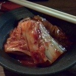 炭火 炙り肉 康 - 自家製キムチ￥300・辛さと歯ごたえが絶妙な美味しさ♪
      