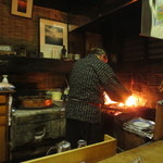 独酌　三四郎 - 店のおやじさんは、焼き担当