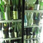 独酌　三四郎 - 入口付近の冷蔵庫には、地酒がいっぱい♪