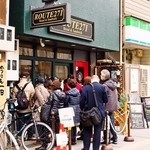 ROUTE271 - お店の前には行列ができてます