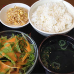 Gyuu washinden - ランチのごはん、サラダ、スープ、もやし