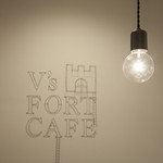 V's FORT CAFE - ワイヤークラフトのロゴマーク