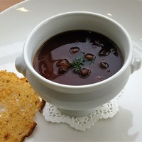 銀座 シェ・トモ - ランチ：ハンガリー産フレッシュフォアグラのフラン
                    赤ワインソース、オーガニック全粒粉で焼き上げた薄焼きベーコンパン添え