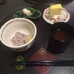 日本料理 まめぞう - 雑穀を入れたお赤飯、自然薯、あさりの赤だしほか