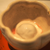 花邑 - 隠し梅。塩抜きした梅干しに、鯛の白子を漉したものがかかっている。