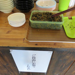 博多 本丸 - 店内の一角にセルフの辛子高菜が置いてあります。
子供用のカトラリーや食器も置いてあります。
