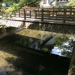 すけ六 - 【おまけ写真】川の水は澄んでいて、夏の暑さを和らげている。