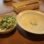 小さな森の喫茶店　レストラン　ワイルドダック - 定食には、すべて、ポタージュスープ 、サラダ 、ライス付き