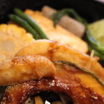 小さな森の喫茶店　レストラン　ワイルドダック - 付け合わせには、玉ねぎ、なんきん、ポテト、コーン、インゲン豆、チンゲン菜などの野菜たち。
      
      
      
      おまけに、焼き豆腐にこんにゃくまで 