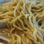 らーめん 天の道 - 麺は中太縮れ麺、これもホープ軒っぽいです