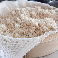 浅草むぎとろ 本店 - 麦飯はセイロで蒸した状態