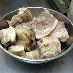 新福菜館 - 仕込中の叉焼