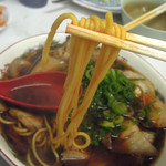 新福菜館 - 麺リフト