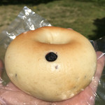 カエル ベーグル - ブルーベリー&クリームチーズ 270円。