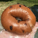 カエル ベーグル - Wチョコレート 250円。