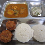 印度家庭料理 レカ - イドゥリ、バタタワダ、サンバル、チャトニ♪