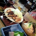 Torimitsu - 串焼き盛り合わせには、お刺身とサラダがつきます