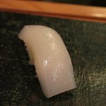 鮨金 - 赤いかもピカピカ♪光っています