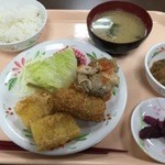 県庁第一食堂 - 日替わり定食（イカフライ、串カツ）