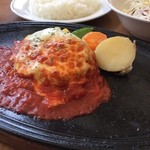 ハンバーグ　オニオン - とろ〜りチーズのハンバーグ

トマトソースで頂きました！
柔らかくておいしかった。
 (*´ڡ`●)
