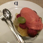 キャトルラパン - ＜2016年３月再訪・女子会＞カシスとみかんのジェラート。果物もサッパリと酸味のあるのと甘いのとの組み合わせ。パンナコッタも下に。