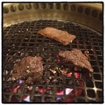 しげ吉 - ランチのしげ吉満喫セットのお肉。手前がプライムビーフのハラミで、奥は黒毛和牛の三角バラです。
