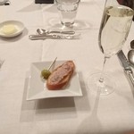 レストラン山崎 - 豚肉のリエットとオリーブにタムラシードル ヌーヴォ　セッティングはこんな感じです！