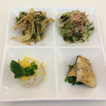 카바칸 - ワンプレートランチ（右上から時計回りにサラダ、黒鯛のソテー、サラダライス、新玉ねぎのかき揚げ） @800