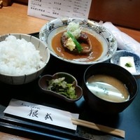 季節料理　根本 - 名物根本の「さばみそ煮 (900円)」
                ご飯、お味噌汁、冷奴、お新香が付いてきます。