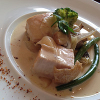 ビストロ ニドワゾォー - 朝引き鶏胸肉と春キノコのクリーム煮