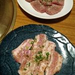 炭火焼肉たけさん亭 - 豚トロ・タン。