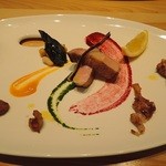 トラットリア フラテッリ ガッルーラ 大名古屋ビルヂング店 - 沖縄県名護産「やんばる島豚」６種類の部位を一皿で（タン・おっぱい・ネック・豚バラ・ロースと豚耳・ガツのサラダ）３種類のサルサと紅イモのお塩