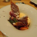 トラットリア フラテッリ ガッルーラ - いちごのミルフィーユ　練乳のジェラート　フラテッリ風