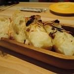 トラットリア フラテッリ ガッルーラ - 新たまねぎのフォッカチャとバゲットラビットのもちもちブール