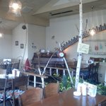 コロンバ - 料理写真:光が降り注ぐ明るい店内