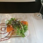 ル レーヴ - 前菜：炙りサーモンと水菜のサラダ