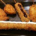 法善寺 - 追加で注文した串揚げ（左奥から）明太レンコン、カマンベール、生麩、豚ヒレ（手前）アスパラガスの肉巻き